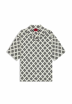 Kurzärmeliges Hemd mit Knopfleiste, schwarzem Blüten-Diamantmuster auf weißem Hintergrund und rotem HUGO-Label im Krageninnenseite.