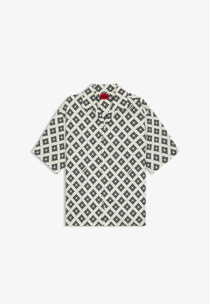 Kurzärmeliges Hemd mit Knopfleiste, schwarzem Blüten-Diamantmuster auf weißem Hintergrund und rotem HUGO-Label im Krageninnenseite.