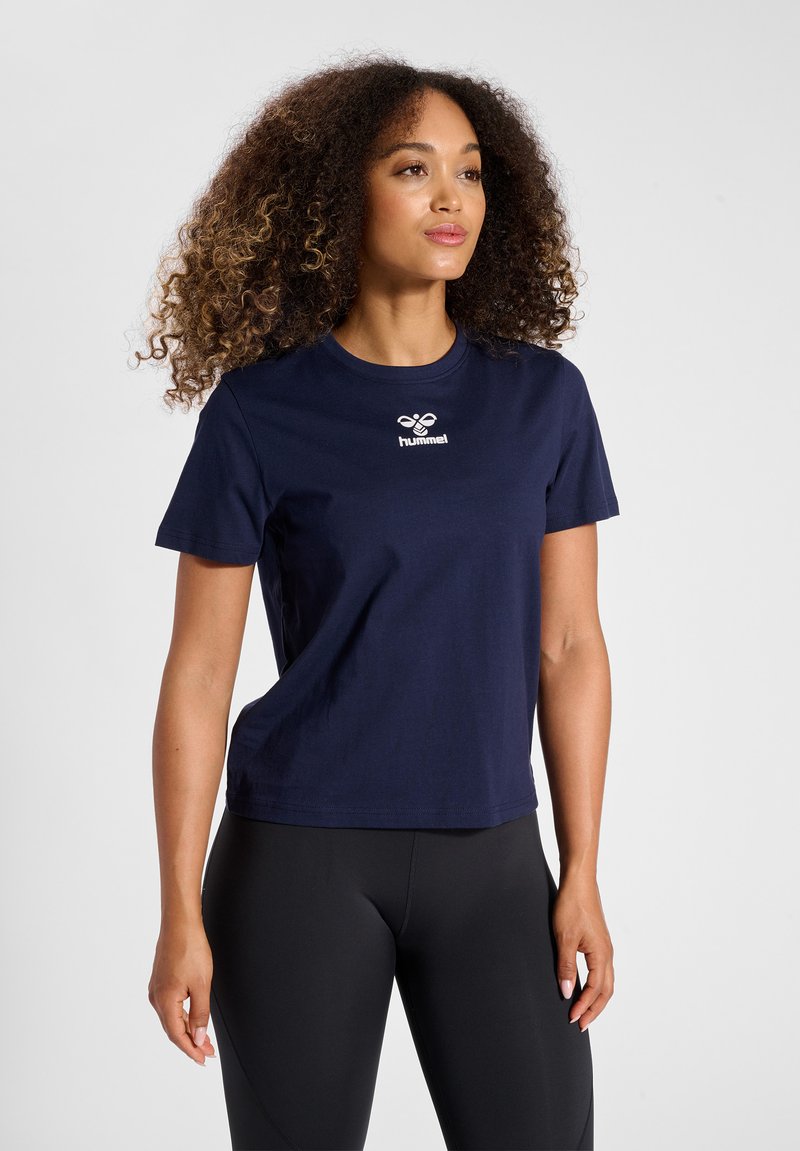 Navyblauwe katoenen T-shirt met een ronde hals en korte mouwen. Bevat een wit geborduurd logo op de borst. Zachte textuur.