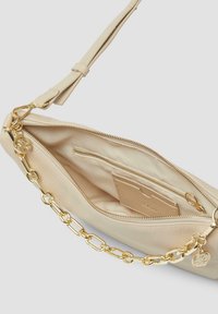 Beige Lederhandtasche mit einem goldenen Kettenriemen, ausgestattet mit einer inneren Reißverschlusstasche und Kartenhalter. Glatte Textur mit minimalen Nähdetails.