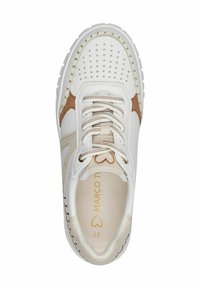 Sneaker bianca in pelle con accenti nocciola, dettagli perforati, punta rotonda, lacci piatti e suola testurizzata. Presenta un logo stampato all'interno.