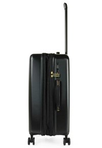 Maleta rígida negra con un acabado texturizado, doble cremallera, cerradura combinada, asa retráctil y cuatro ruedas para mayor movilidad.