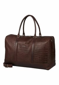 Borsa duffel in pelle marrone con stampa a coccodrillo, dotata di doppi manici, tracolla rimovibile e chiusura superiore con zip. Presenta un logo metallico.