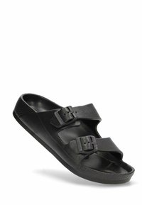 Sandalía negra tipo slip-on hecha de material sintético texturizado, con dos correas ajustables con hebillas y una suela estampada para mayor agarre.