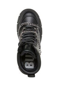 Sneaker alta nera in pelle con finitura texture. Presenta dettagli in catena argentata sui lacci e un collo imbottito. Suola spessa.