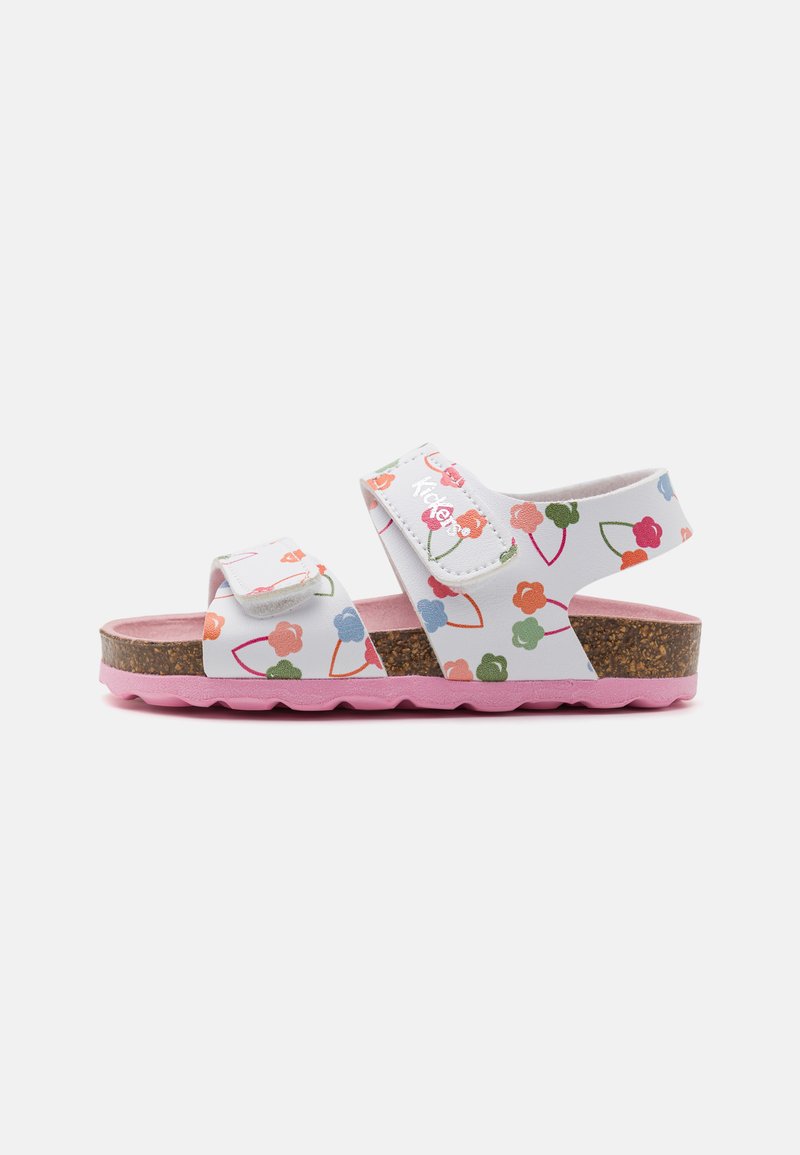 Sandalias blancas con patrones florales en rojo, rosa y verde. Cuentan con correas ajustables, una entresuela de corcho y una suela de goma texturizada rosa.