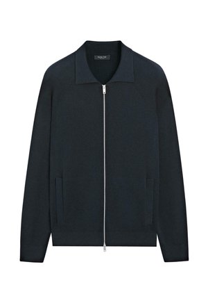 Giacca blu scuro con zip, realizzata in morbido tessuto a maglia, caratterizzata da un ampio colletto, due tasche laterali e dettagli con cerniera argento.