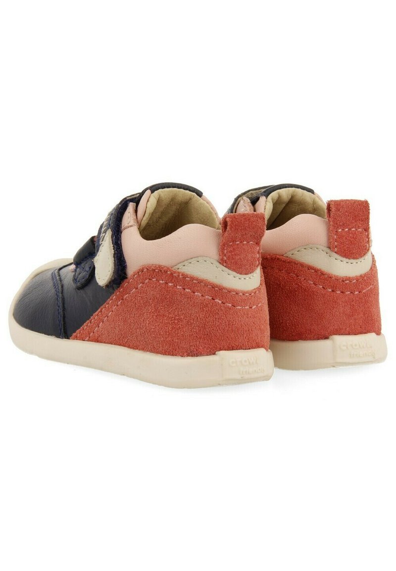 Marineblaue Leder- und rostfarbene Wildlederschuhe für Kleinkinder mit hellrosa Akzenten, einem Klettverschluss und beigen Gummisohlen. Abgerundete Form und weiches Innenmaterial.