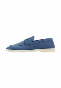 Plave ante slip-on cipele s niskim profilom, izduženim oblikom i svijetlom gumenom podlogom. Dekorativna traka preko prednjeg dijela.