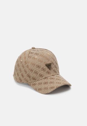 Casquette de baseball beige avec un motif de logo répété et un patch triangulaire du logo Guess à l'avant, présentée sur un fond blanc.