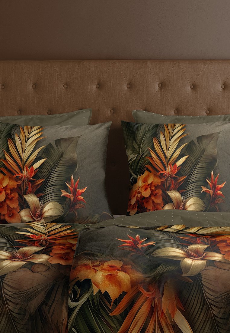 Bettwäsche-Set mit großen orangefarbenen und roten Blumen auf dunklem Hintergrund, mit blättrigen Mustern; umfasst harmonierende einfarbige Kissenbezüge.