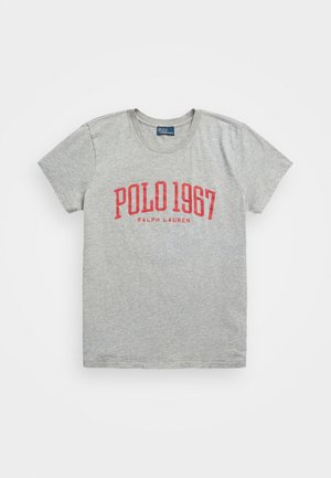 T-shirt gris clair à manches courtes avec inscription rouge "POLO 1967 RALPH LAUREN" imprimée sur le devant, col rond, style décontracté.