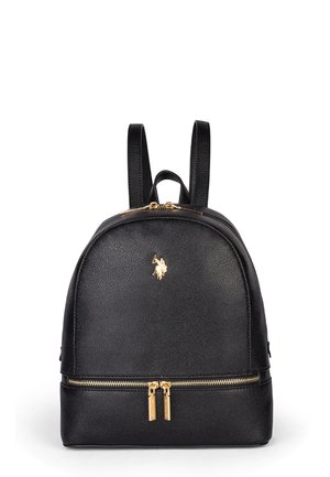 Zaino in ecopelle nera con forma arrotondata, accessori in oro, chiusura con doppia cerniera e un logo a tema frontale. Presenta due spallacci regolabili.
