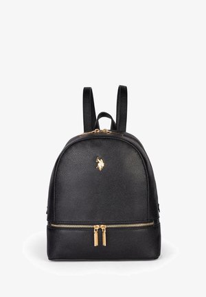 Zaino in ecopelle nera con forma arrotondata, accessori in oro, chiusura con doppia cerniera e un logo a tema frontale. Presenta due spallacci regolabili.
