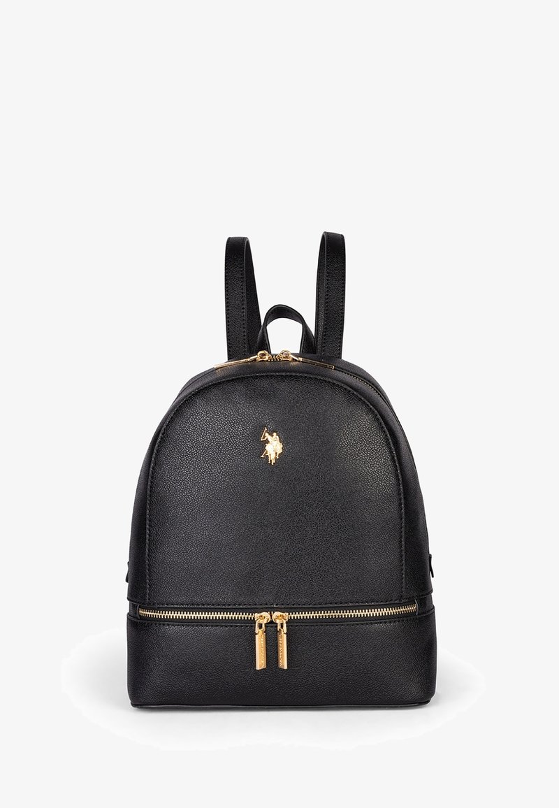 Czarny plecak z sztucznej skóry o zaokrąglonym kształcie, ze złotymi elementami, podwójnym zamkiem błyskawicznym i logo z przodu. Posiada dwa regulowane paski.