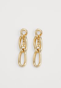 Pendientes de eslabones de oro que presentan bucles entrelazados y un pequeño colgante. Textura suave con un acabado brillante, diseñados para orejas perforadas.