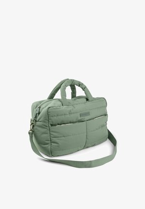 Quiltet lysegrøn duffel taske med dobbelte håndtag, forlomme, lynlås og justerbar skulderrem på hvid baggrund.