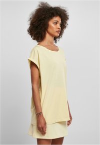 Urban Classics EXTENDED SHOULDER TEE - Jednoduché tričko - softyellow