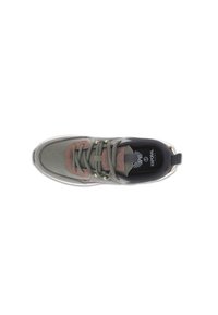 Sneaker verde e marrone con lacci, foderato di nero all'interno, suola bianca e marchio Kaporal visibile all'interno, mostrato dall'alto.