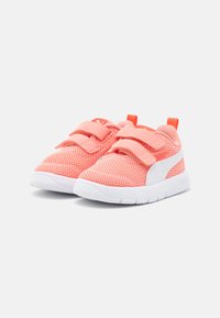 Korallfarbene Mesh-Sneaker mit weißen Akzenten. Verfügt über zwei Klettverschlüsse und eine leichte, strukturierte Sohle. Abgerundete Zehenpartie für Komfort und Passform.