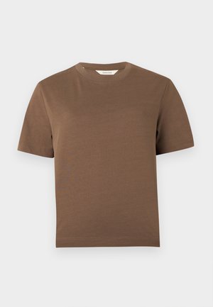 Απλό καφέ κοντομάνικο t-shirt με στρογγυλή λαιμόκοψη, απλωμένο επίπεδα πάνω σε λευκό φόντο, με ορατή ετικέτα για το γιακά.