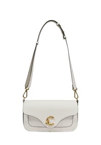 Hvid skuldertaske i læder med gylden lås, klapdesign og justerbar rem. Glat tekstur med kontrasterende sorte syninger.