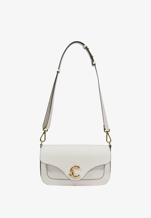 Bolso de hombro de cuero blanco con cierre de acento dorado, diseño de solapa y correa ajustable. Textura suave con costuras negras contrastantes.