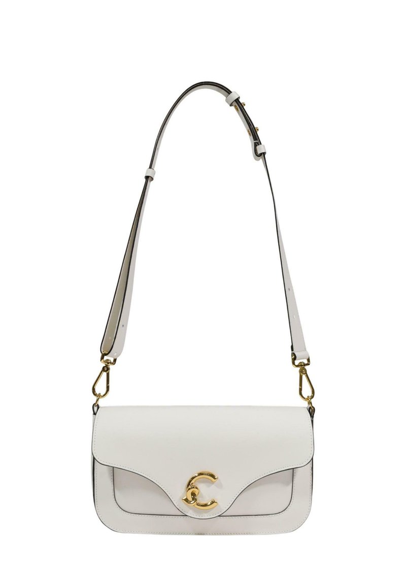 Hvid skuldertaske i læder med gylden lås, klapdesign og justerbar rem. Glat tekstur med kontrasterende sorte syninger.