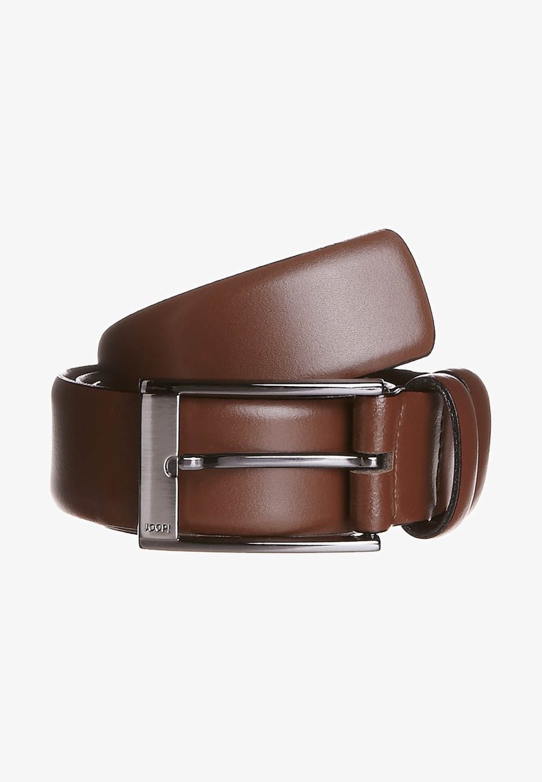 Bruine leren riem met een gladde afwerking, rechthoekige gesp in gepolijst zilver en een gegraveerd logo. Het ontwerp is strak en modern.