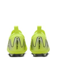 Botas de fútbol de un amarillo brillante con un diseño texturizado, acentos curvados y una pestaña en el talón para facilitar su uso. Forma elegante y aerodinámica.