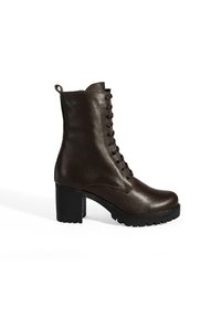 Bruine leren enkelboots met een gestructureerde afwerking, vetersluiting aan de voorkant, stevige zwarte hak en robuuste buitenzool. Voorzien van een treklabel aan de achterkant.