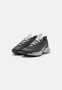 Nike Performance JUNIPER 3 - Scarpe da trail running - dark smoke grey/light orewood brown/black/wolf grey