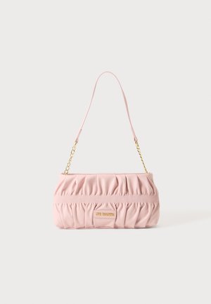Pequeño bolso rosa fruncido con cadena dorada y una placa con el logotipo rectangular que dice Love Moschino en el frente.