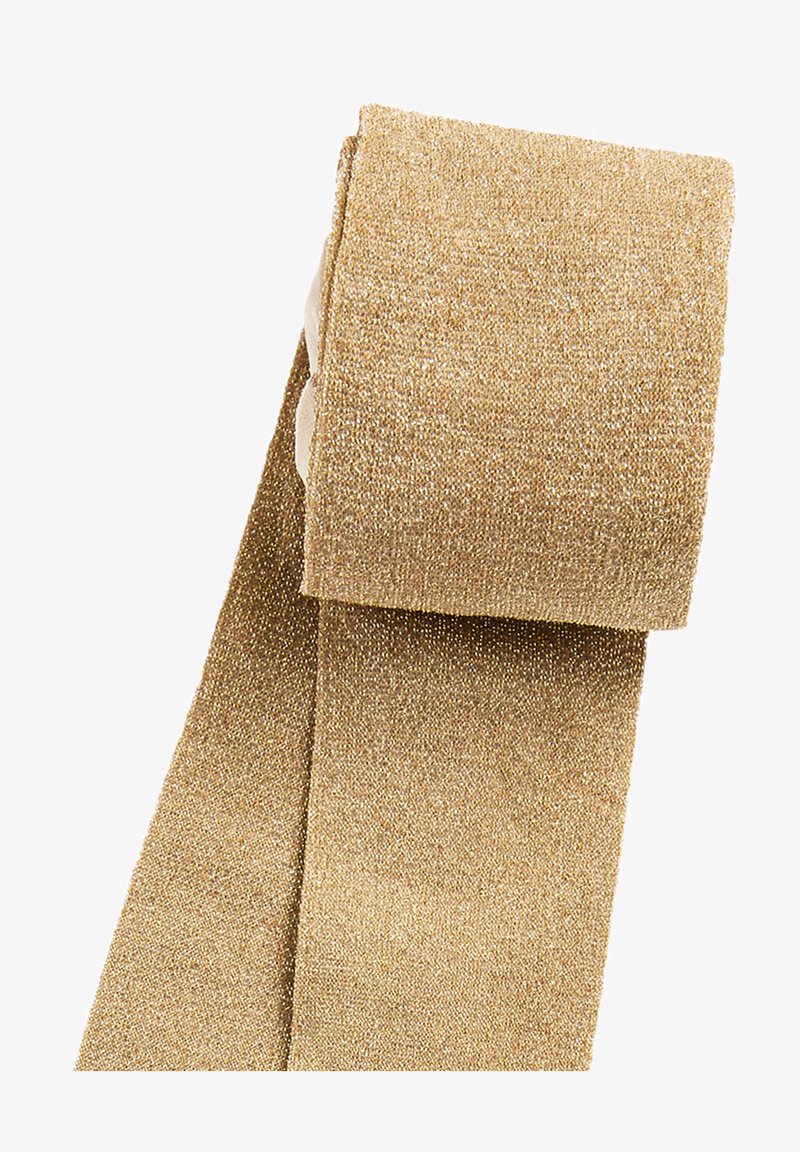 Guld metallisk bånd med en glat tekstur, foldet og rullet. Stoffet har en blank overflade med subtile glimt i hele.