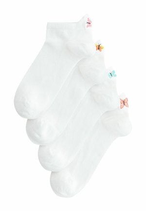Quattro paia di calzini alla caviglia bianchi con piccoli dettagli ricamati a farfalle in rosa, giallo, blu e arancione vicino al bordo.