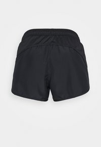 Pantalones cortos deportivos negros con un panel trasero de malla, cinturilla elástica y un tejido suave y ligero. El diseño incluye costuras laterales curvas.