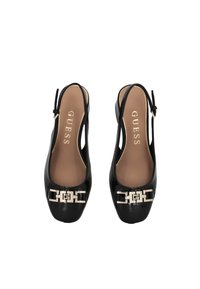 Scarpe slingback nere in vernice con punta arrotondata, accentuate da hardware dorato e cinturino regolabile. L'interno presenta una soletta imbottita beige.