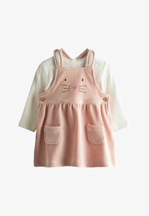 Weißes Baby-Langarmshirt unter rosa Cord-Latzkleid mit Hasengesicht, Ohren, Schnurrhaaren und Fronttaschen.