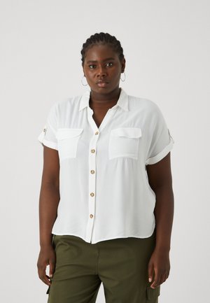 Camicia bianca a maniche corte con bottoni, dotata di due tasche sul petto, colletto, bottoni color oro e un tessuto liscio e leggero.
