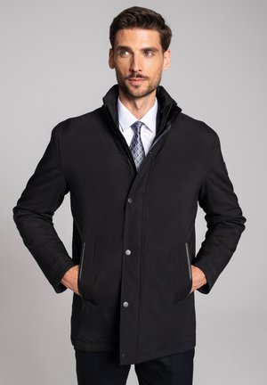 Czarna izolowana kurtka z wysokim kołnierzem, zatrzaskami, bocznymi kieszeniami i gładką teksturą, zaprojektowana z myślą o ciepłu i stylu.