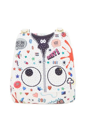 Weißer Rucksack mit bunten Cartoon-Augen, Reißverschluss-Design, Herzen, Sternen, einem Marienkäfer, Bananen sowie Comic-Stil Text und Symbolen.