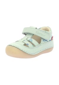Sandalia de cuero verde menta con cierre de velcro, diseño de cortes y plantilla estampada. Suela de goma marrón claro. Talla infantil.