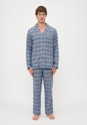 Conjunto de pijama a cuadros azul y blanco que incluye una camisa de botón con un bolsillo y pantalones a juego, hecho de una tela suave con un corte relajado.