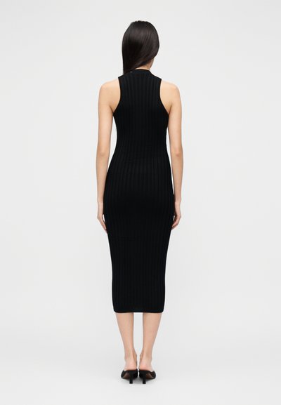 Vestido midi preto canelado com silhueta ajustada, design sem mangas e decote alto, feito de tecido de malha elástico.