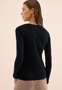 Marineblauw shirt met lange mouwen, ronde hals en getailleerd ontwerp, gemaakt van zachte, gladde stof. Eenvoudige achterkant zonder zichtbare patronen of accenten.