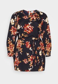 Květinové šaty v tmavě navy barvě s dlouhými rukávy, kulatým výstřihem a páskem. Na hladkém materiálu jsou velké červené, oranžové a bílé květy.