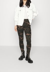 ONLY Petite Tygbyxor - dark grey