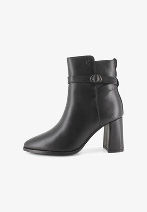 Botín negro de cuero hasta el tobillo con punta afilada, una correa lateral con hebilla circular y un tacón cuadrado alto. Textura suave y diseño elegante.