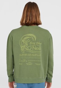 Groene sweatshirt met een ontspannen pasvorm, voorzien van een grote witte bedrukking van een surfshop-logo en tekst op de achterkant. Zachte, katoenrijke stof.