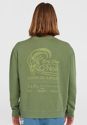 Groene sweatshirt met een ontspannen pasvorm, voorzien van een grote witte bedrukking van een surfshop-logo en tekst op de achterkant. Zachte, katoenrijke stof.